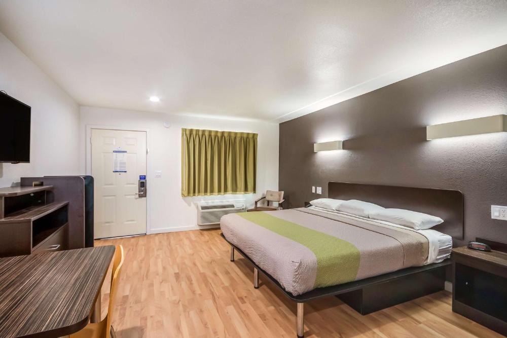 King Room with Roll-in Shower - Disability Access - Non-Smoking interior