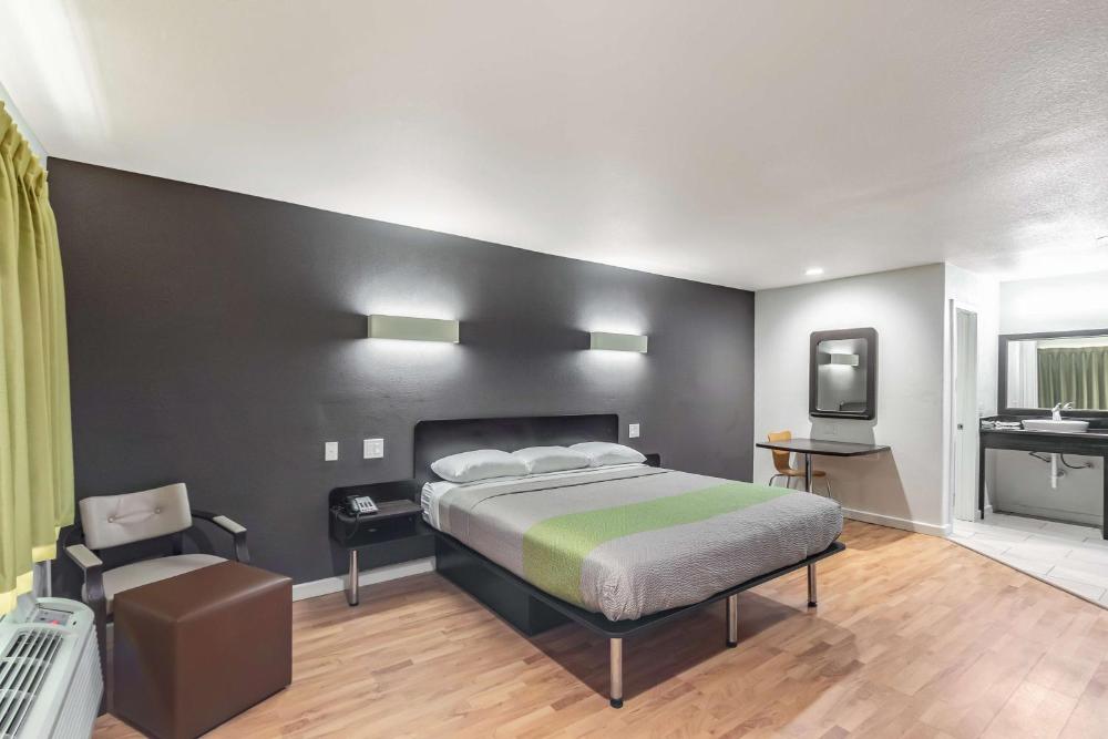 King Room - Non-Smoking interior